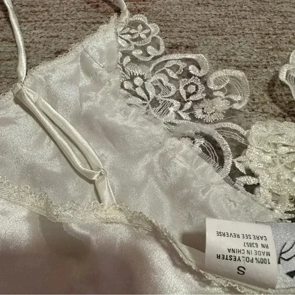 Vintage 90’s White lace cami top with floral design size small - Picture 7 of 14